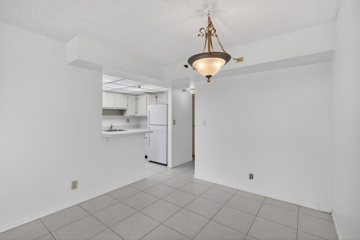Building Photo - 3100 W Rolling Hills Cir