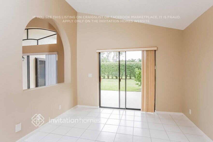 Building Photo - 10484 Lexington Cir S