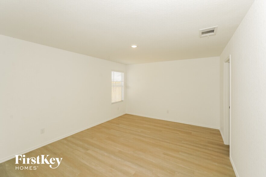 Building Photo - 10723 Vinateros Dr