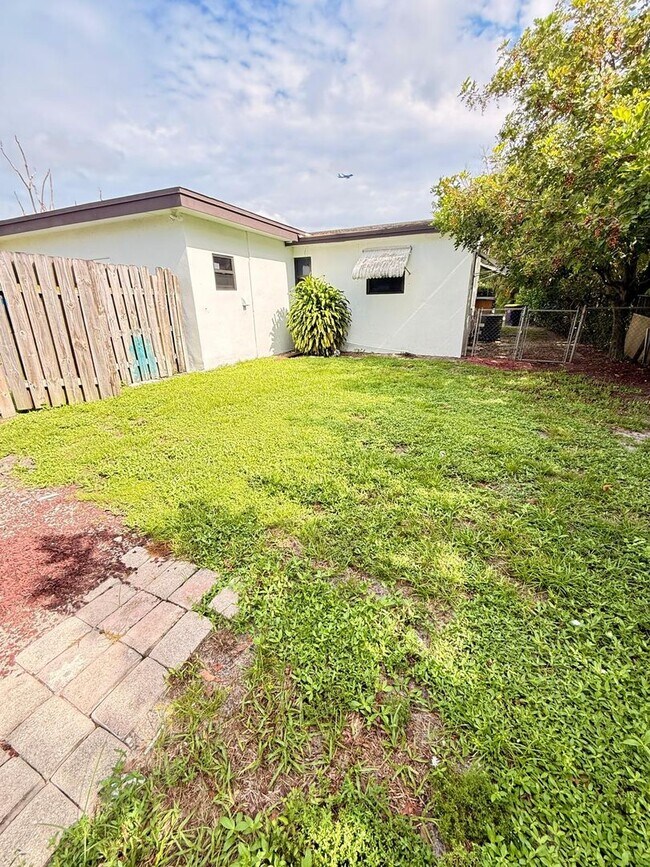 Building Photo - 4088 SW 51st St