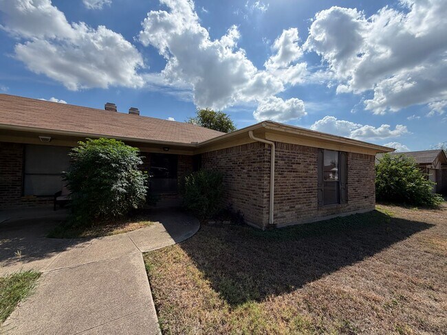 Building Photo - 1003 Poplar St