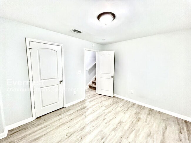 Building Photo - 170 Hickory Ln