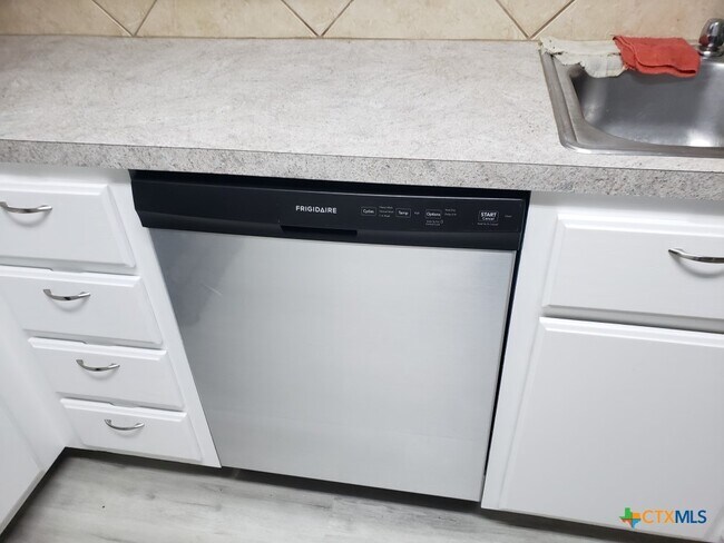 Building Photo - 1121 Dixon Cir