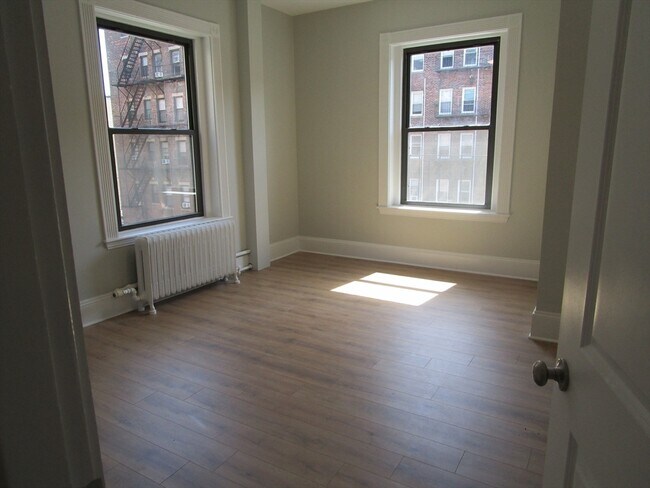 Building Photo - 24 Peterborough St