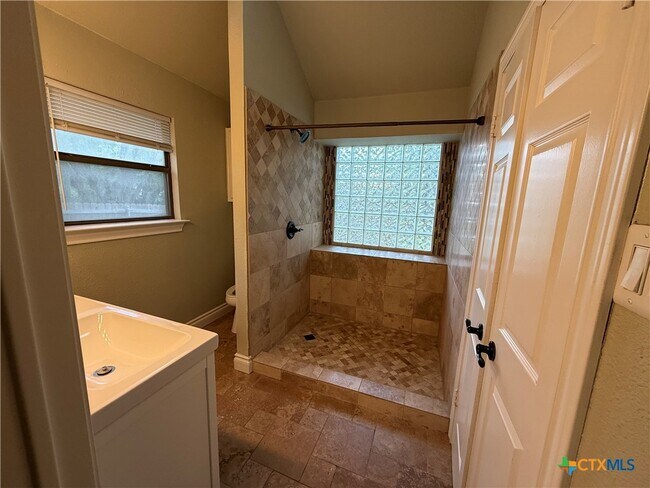 Building Photo - 702 Spring Hollow Dr