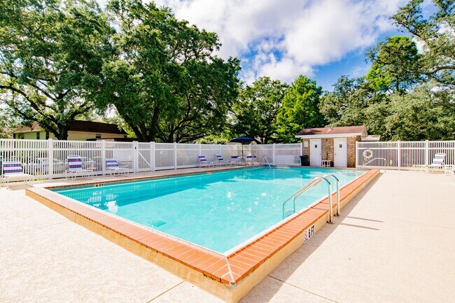 Building Photo - 2 Bed/1 Bath Condo with In-Ground Pool