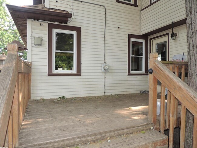 Building Photo - 506 Hawthorn Ave