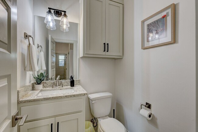 Building Photo - Stunning 4 Bedroom 3 Bath Home