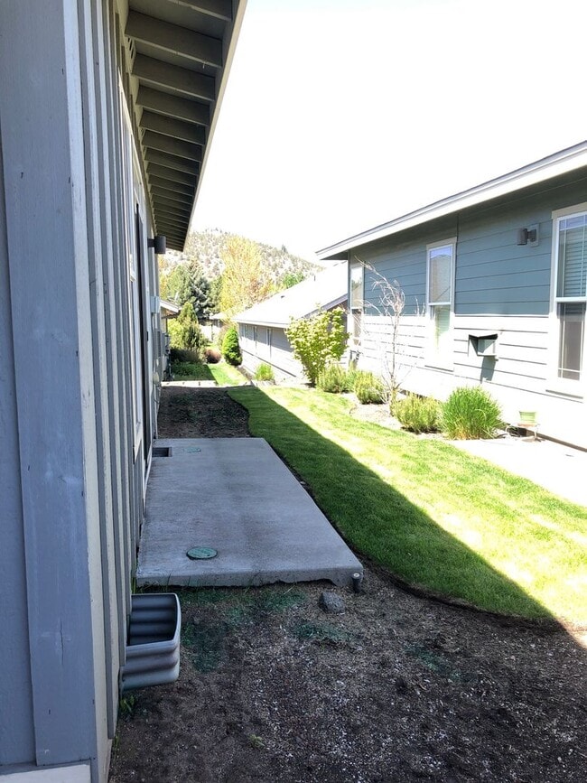 Building Photo - 1017 NE Rambling Ln
