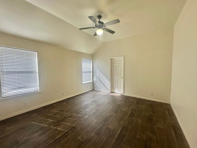 Building Photo - AVAILABLE NOW!