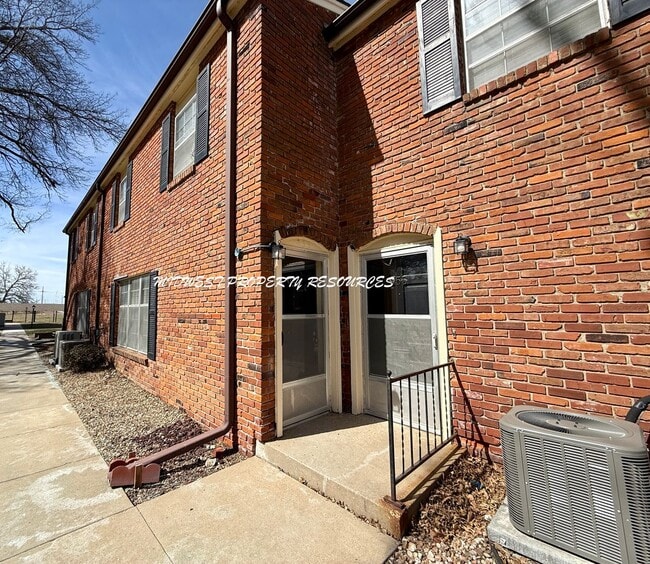 Building Photo - Stunning 2 Story townhome