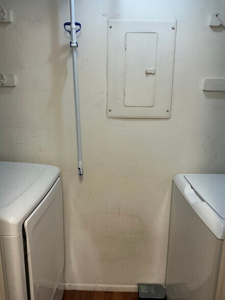 Laundry - 403 Stockton Ct