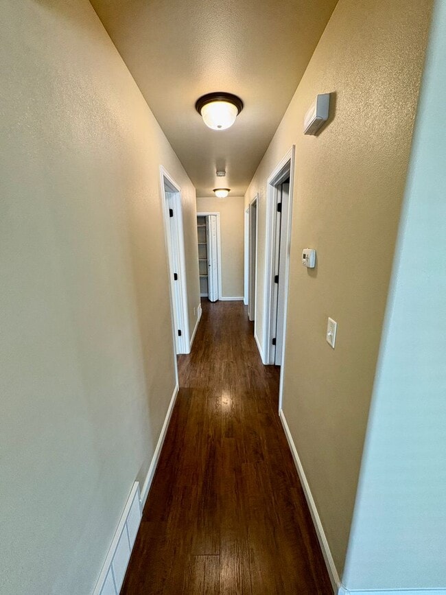 Building Photo - Beautiful 3 bedroom 2 bathroom home locate...