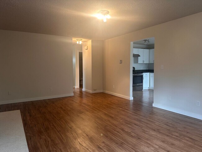 Building Photo - Spacious Top-Floor 2BD in Beautiful Magnol...