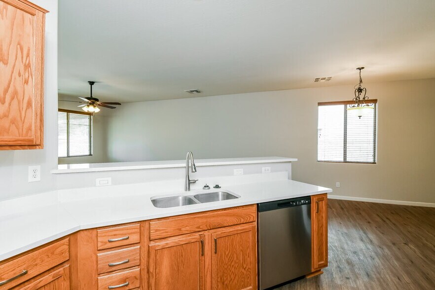 Building Photo - 1062 E Nickleback St