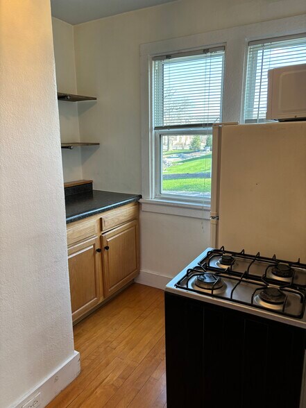 Kitchen - 319 N Lake Rd