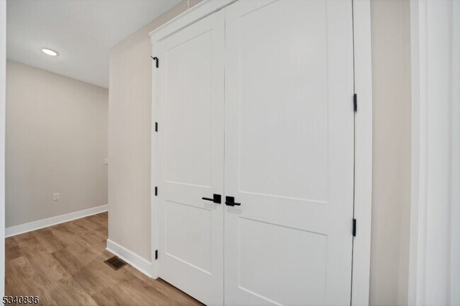 Building Photo - 105 Iris Ct