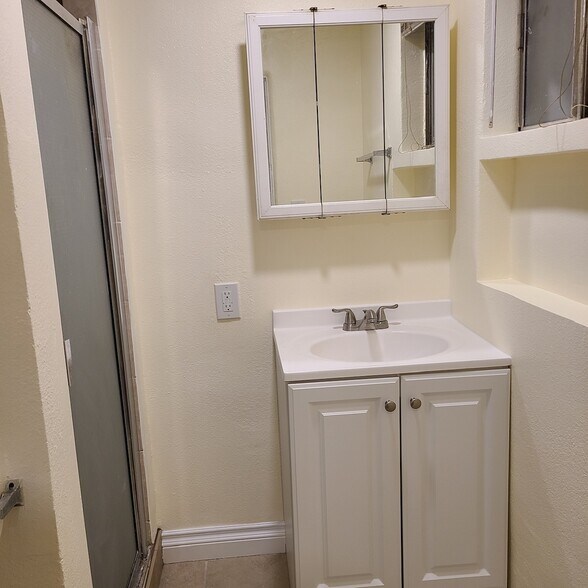 Building Photo - 1447 W 56th St