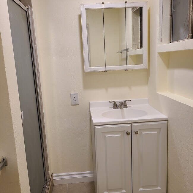 Building Photo - 1447 W 56th St