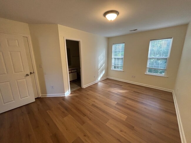 Building Photo - 3 Bed 3 Bath Garage Apartment Home