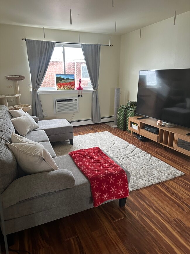 Building Photo - 2 Van Zant St