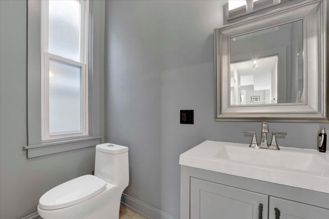 Building Photo - 1728 N Wood St