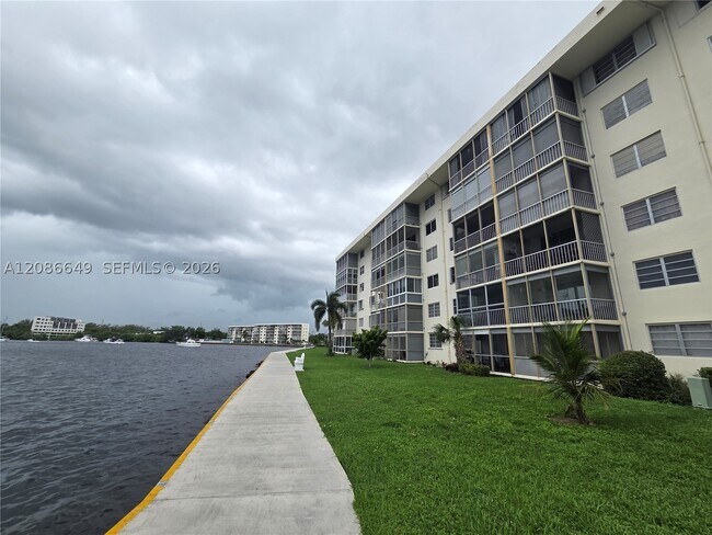 Building Photo - 2920 Point E Dr