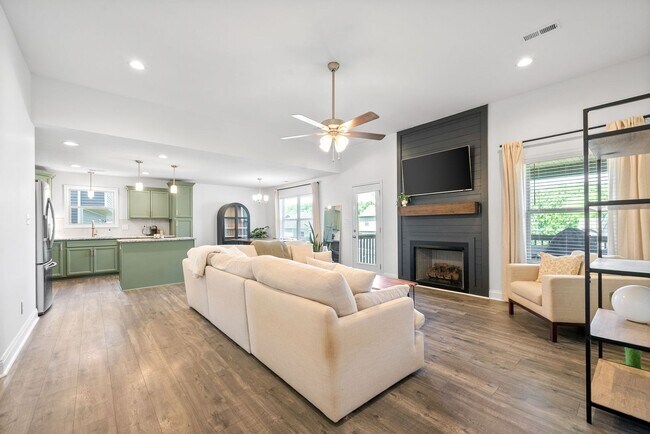 Building Photo - 3 bedroom Pet Friendly Home For Rent Near Needmore Road!