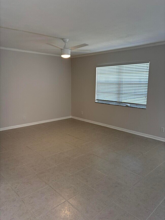 Building Photo - 489 Flanders Dr