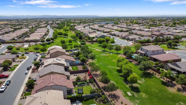 Building Photo - Beautiful 3 bedroom plus den!