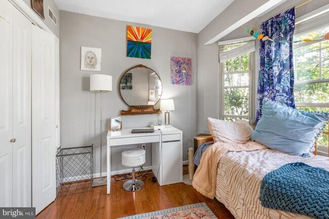 Building Photo - 714 Medina St