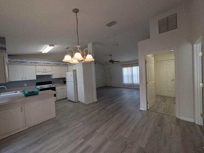 Building Photo - Lovely 3/2/2 Citrus Springs home with Hot Tub