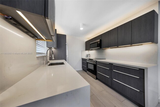 Building Photo - 707 NE 22nd Dr