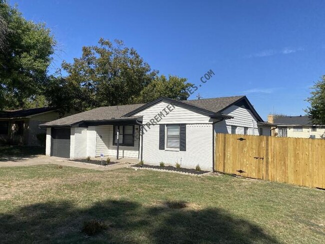 Building Photo - 6121 Singing Hills Dr