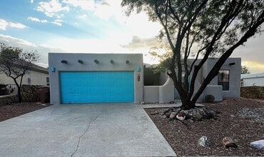 Building Photo - Beautiful 3 Bed 2 Bathroom home with Large Backyard