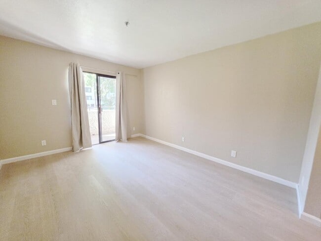 Building Photo - 880 E Fremont Ave