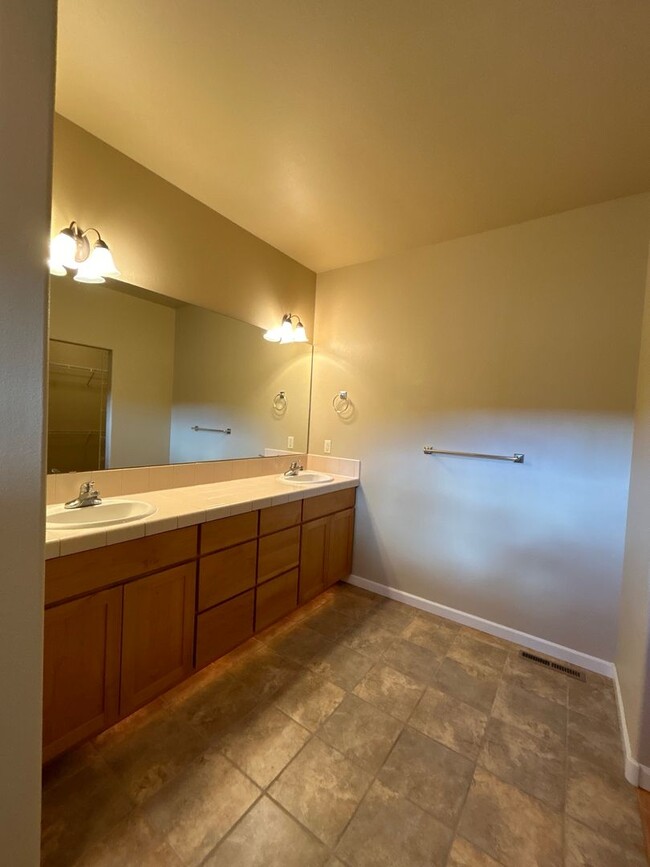 Building Photo - 3 Bedroom/ 2 Bathroom Home NW Redmond