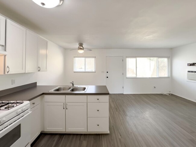 Building Photo - CUTE CONDO IN A DUPLEX W/ LARGE BACKYARD AVAILABLE FOR RENT!