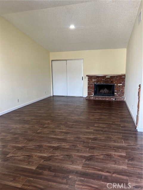 Building Photo - 924 N Quince Ave