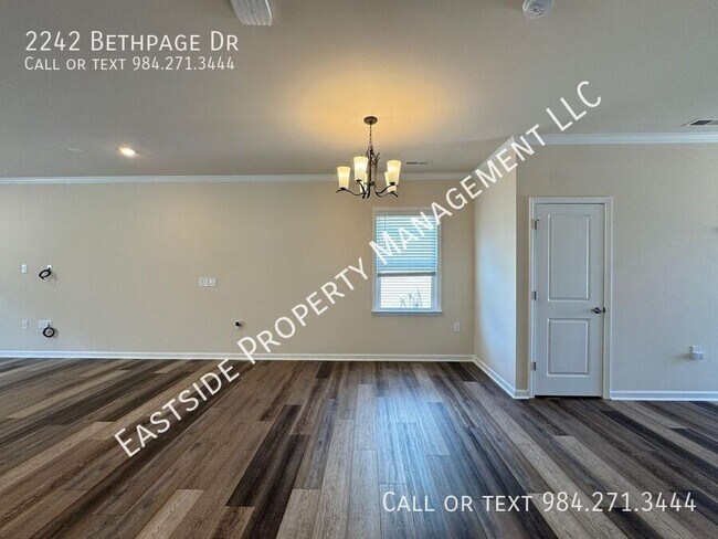 Building Photo - 2242 Bethpage Dr