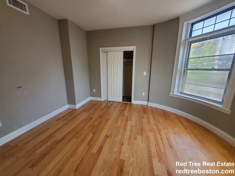 Building Photo - 1914 Beacon St