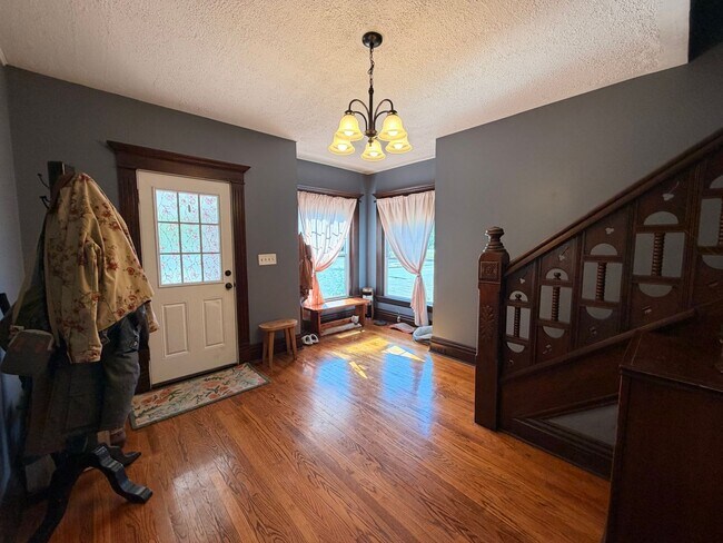 Building Photo - Charming Four Bedroom Home on SE Side!