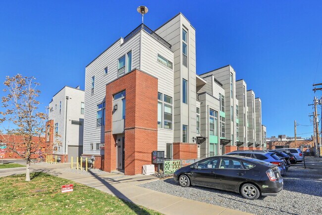 Primary Photo - $3,200.00 - 2 Bedrooms, 2.2 Bathrooms, Tow...