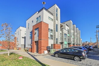 Building Photo - $3,200.00 - 2 Bedrooms, 2.2 Bathrooms, Tow...