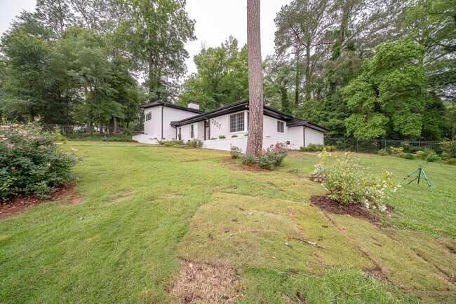 Building Photo - 4 bedroom/3 bath, 3711 sqft in Midtown!