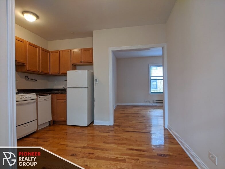 Building Photo - 3732 N Pine Grove Ave