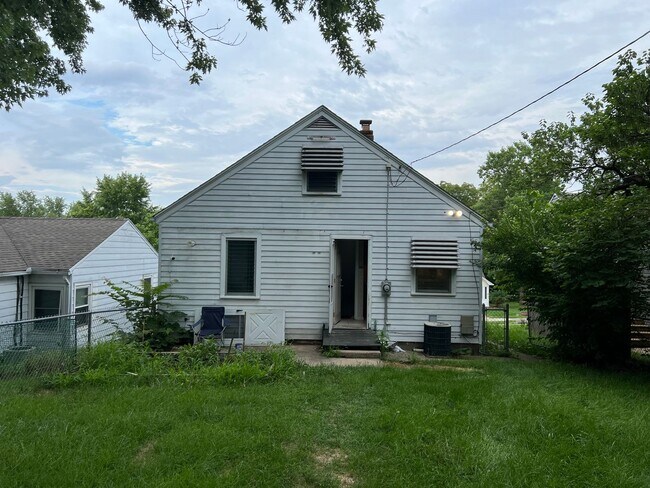 Building Photo - 3 bedrooms 1 bathroom house for rent