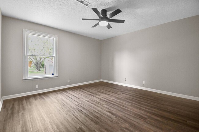Building Photo - Pet Friendly Three Bedroom!