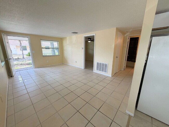 Building Photo - Cozy 1-Bed on Silver Spur Drive, Holiday FL