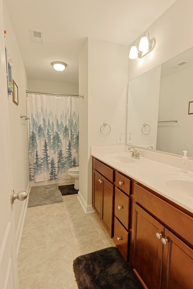 Building Photo - NEW LISTING!!!!!